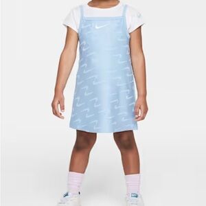 /Nike Swoosh Motion
Toddler 2-Piece Set - 4T - New